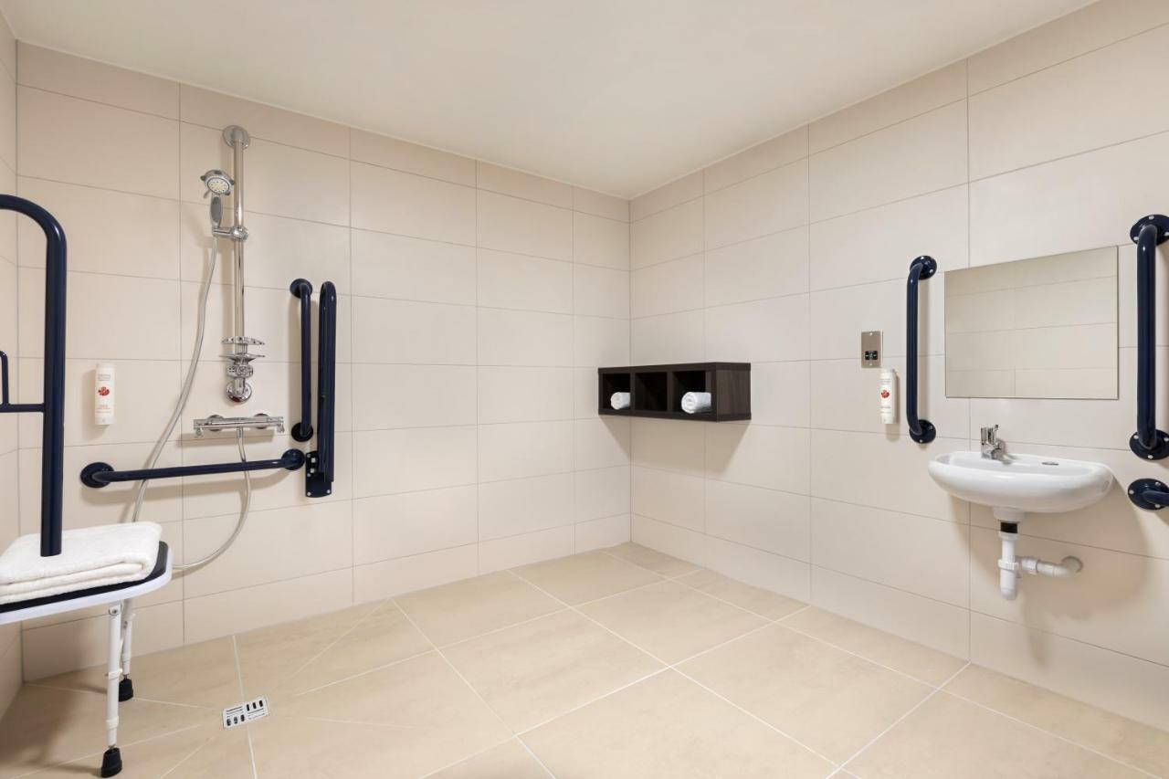 Ramada East Kilbride Hotel ภายนอก รูปภาพ